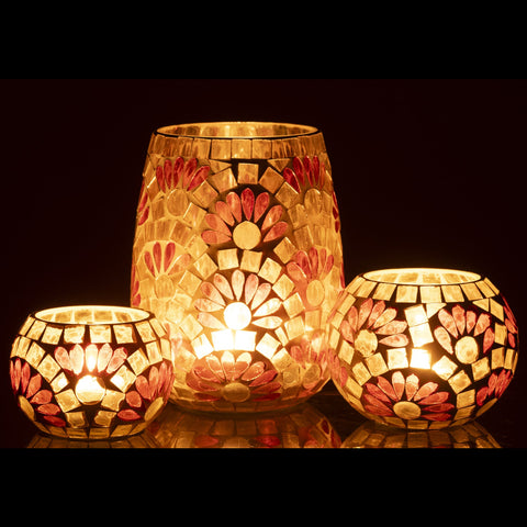 Brandende theelichthouders mozaiek geel wit set op donkere achtergrond sfeerbeeld