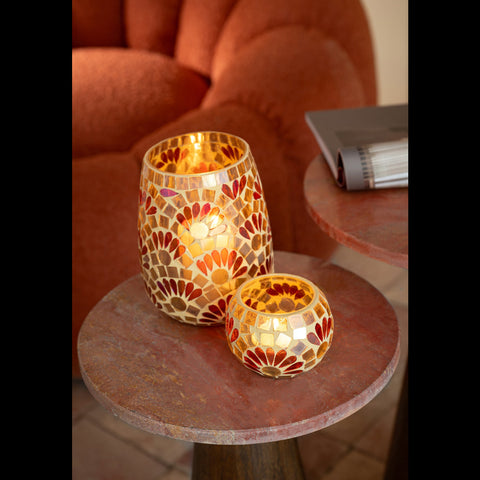 Set theelichthouders mozaiek geel wit small en large op houten bijzettafel