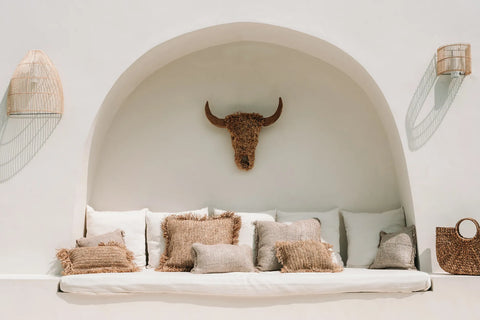 Wandlamp Gigi van raffia in sfeervol boho interieur met natuurlijke materialen
