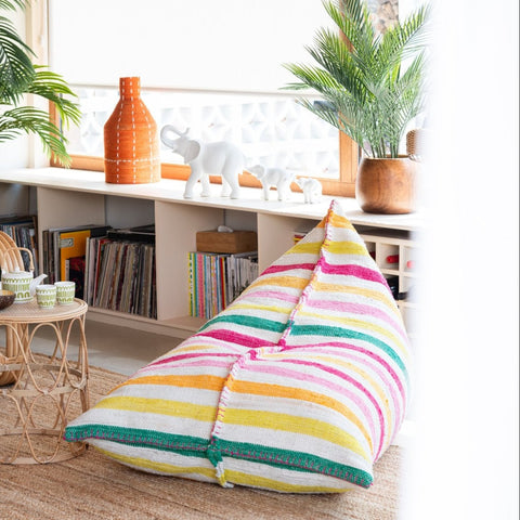 J-Line Stripes Color zitzak in warm bohemian interieur met rotan accenten
