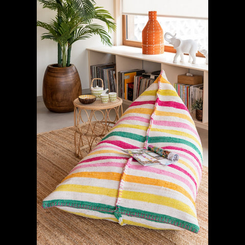 Kleurrijke Stripes Color zitzak op rotan mat met oranje vaas op achtergrond